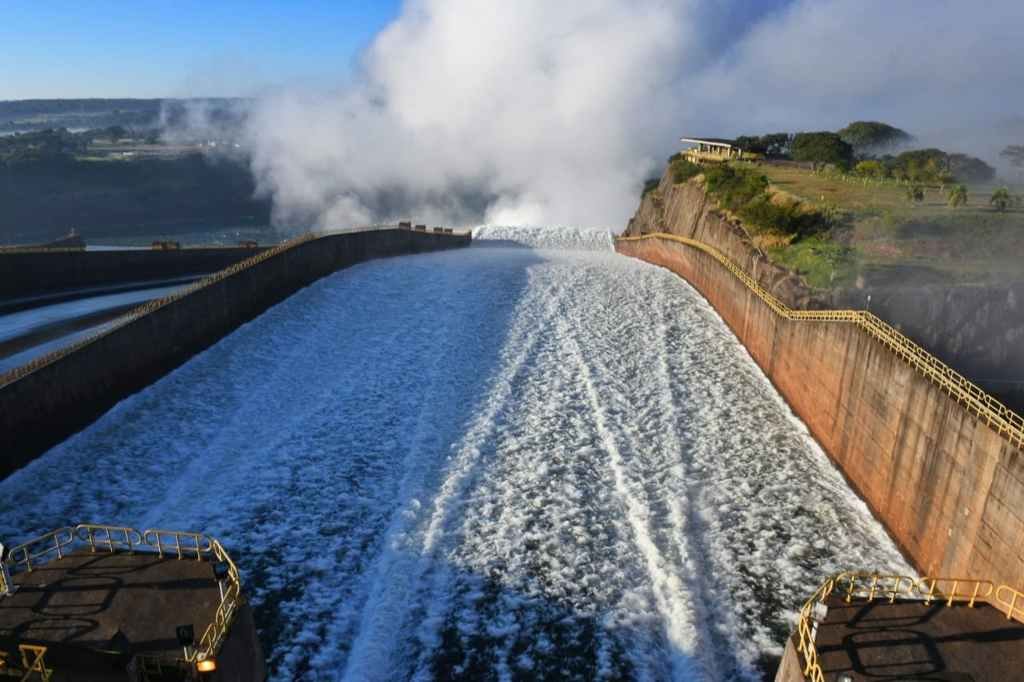 Tras la apertura, la represa hidroeléctrica libera entre 13.000 y 15.000 m3/seg. Foto:Archivo.