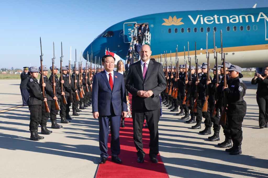 La delegación de Vietnam arribó en avión a Rosario. Foto:Gentileza: prensa Gobierno de Santa Fe.