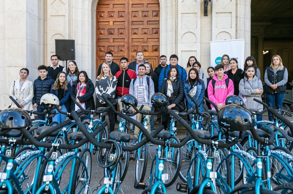 Desde el 2015 la Universidad entrega estas becas con el fin de promover la movilidad segura y saludable, fomentando modos de movilidad sostenible. Desde ese año hasta la actualidad, UNL entregó 350 bicicletas a sus estudiantes. Foto:Gentileza