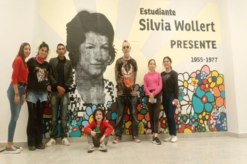 El mural finalizado está ubicado en la Facultad de Trabajo Social, de Paraná. 