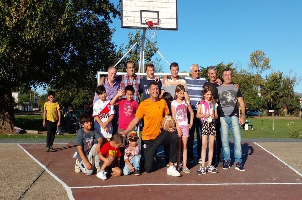 Chicos y grandes, vecinos del barrio Villa Pedro, recibieron a tres exbasquetbolistas quienes hicieron una importante donación para el polideportivo. 