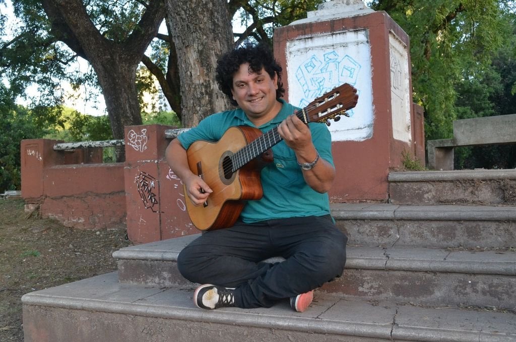 A lo largo de su vida y su carrera musical, Juan Permayú tocó en diversas bandas y variados estilos musicales. Foto:Aldana Badano
