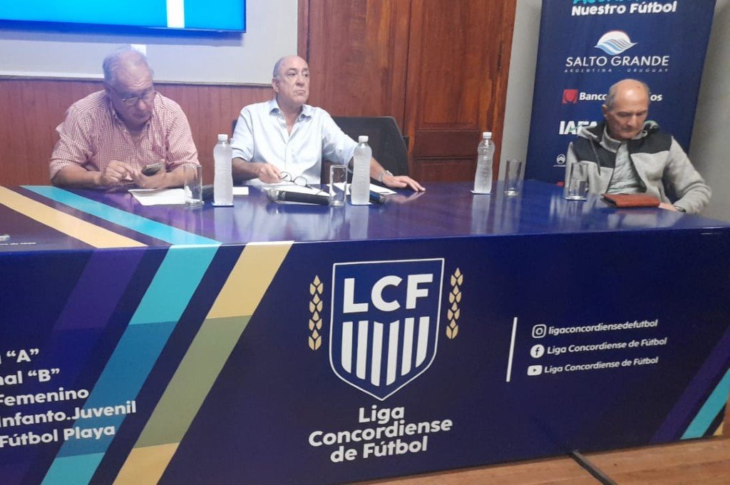 Julio Larroca anunció el parate del fútbol por 15 días (de izquierda a derecha: Horacio Sandoval, vicepresidente de LCF, Julio Larrocca, presidente, Daniel Odiard, secretario). 