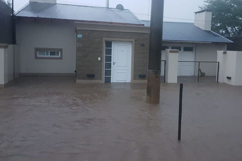 El colapso de los desagües generó anegamientos, y en algunos sectores ante el agua empezó a ingresar a las viviendas por los patios.  Foto:SUNCHALES DIA X DIA
