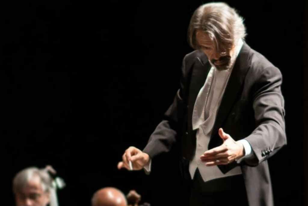 Silvio Viegas, director de la orquesta. Foto:Facebook.