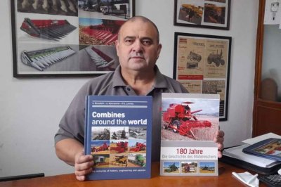 Embajador de la cosechadora: el santafesino que tiene un museo con 14.000 folletos de maquinaria agrícola