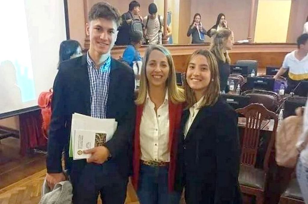 Los estudiantes villaguayenses Alejo Santiago Cóceres y Valentina Retamar Fabricius, junto a la vicegobernadora Laura Stratta. 
