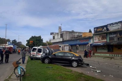 Un camión se quedó sin frenos y provocó un choque múltiple en Villa Gobernador Gálvez: murió una mujer