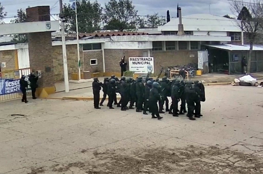 El conflicto se generó en las afueras del área de maestranza municipal de Las Rosas. Foto:Captura de video
