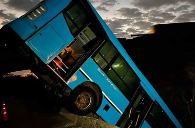 Un colectivo sin pasajeros cayó de un puente en las afueras de Rosario