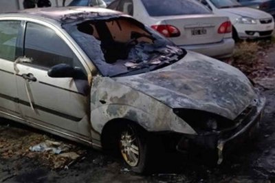 Rosario: incendiaron un auto que estaba estacionado en la puerta de una comisaría