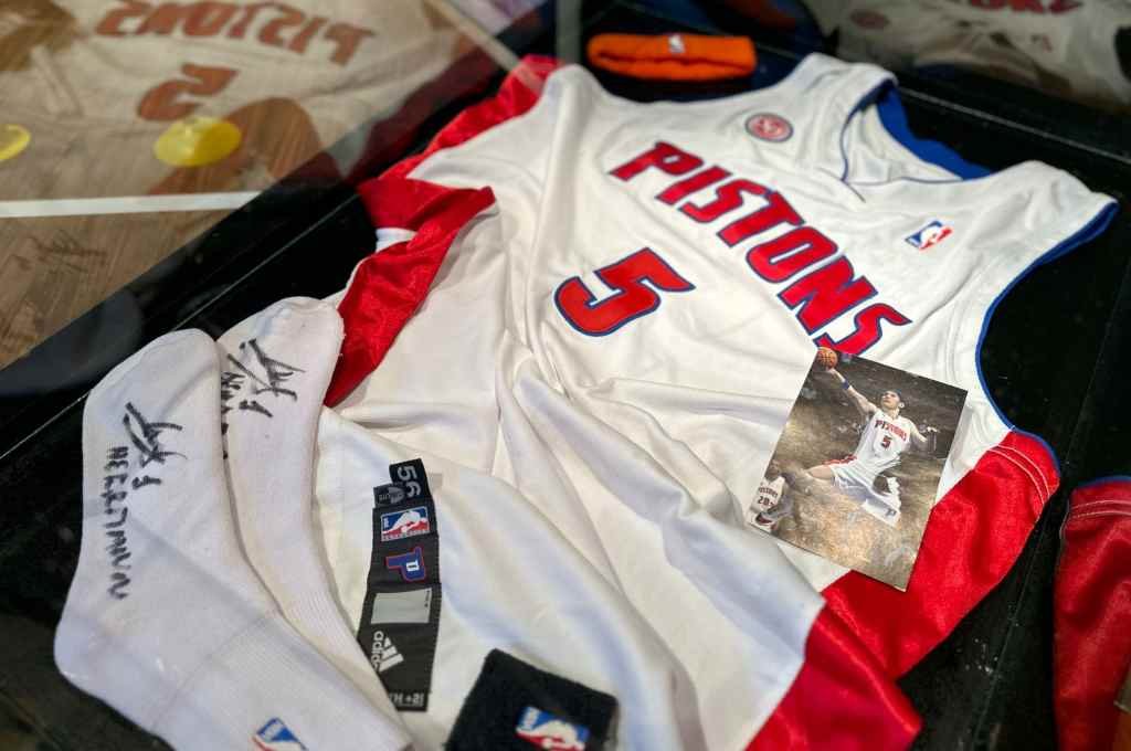 En el museo se puede ver una camiseta de Detroit Pistons. Foto:Gentileza.