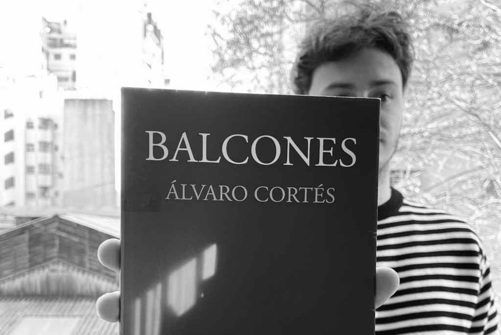 Álvaro Cortés y su libro Balcones. Foto:Gentileza.