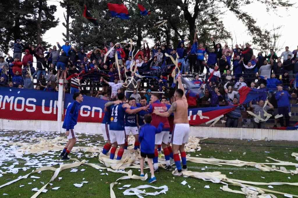 El festejo de Americano tras derrotar por penales a Trebolense. Foto:Gentileza.