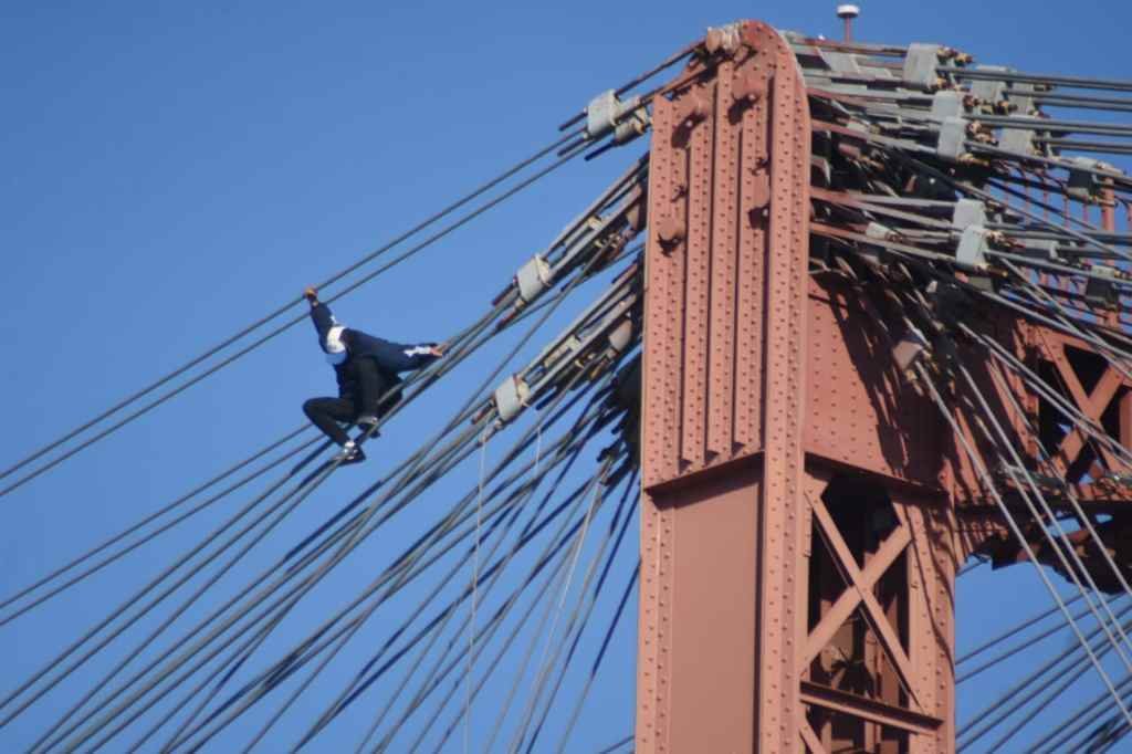 El hombre subió por la torre y comenzó a caminar por los cables. Foto:Luis Cetraro.