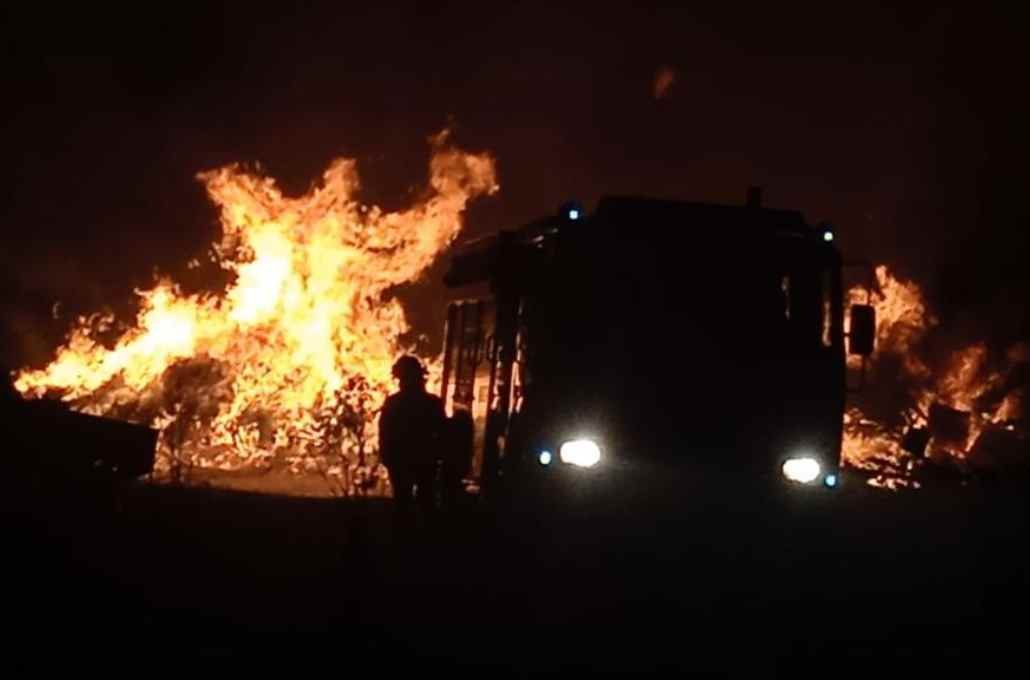 Las llamas amenazaron viviendas de vecinos, que observaron aterrados cómo trabajaban los bomberos. Foto:Gentileza.