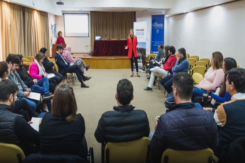 Participaron del encuentro, realizado en el Salón Lucio Dato del Colegio de la Abogacía de Entre Ríos, representantes de las organizaciones y áreas del Municipio que conforman el Consejo Asesor de Marca Paraná. 