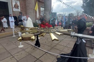 El Trébol: bendijeron la cruz nueva de la parroquia San Lorenzo Mártir