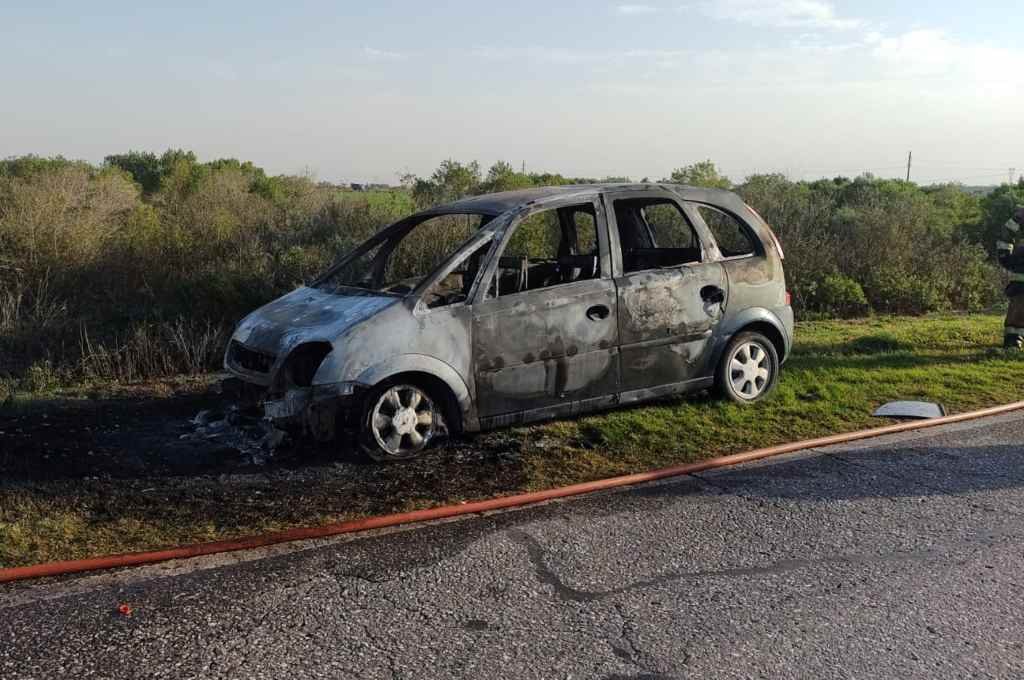El coche se quemó cerca de Pueblo Irigoyen. Foto:Gentileza.