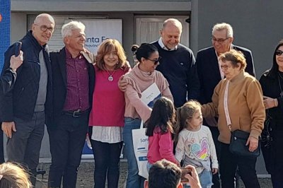 El gobernador Perotti entregó viviendas y escrituras en San Javier