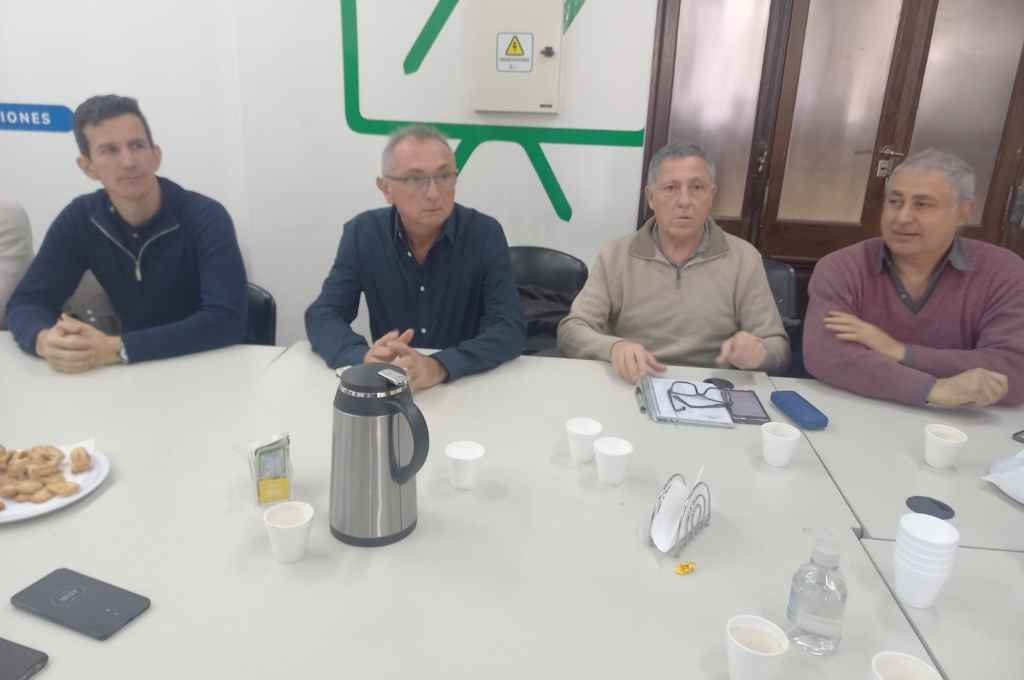 El ministro Costamagna estuvo en la sede de la ADERR. Foto:Mirador Provincial.