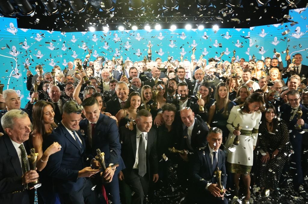 La gran gala concluyó con una imagen icónica: todos los ganadores juntos en el escenario, sosteniendo sus estatuillas en alto. Foto:Special Fotografía