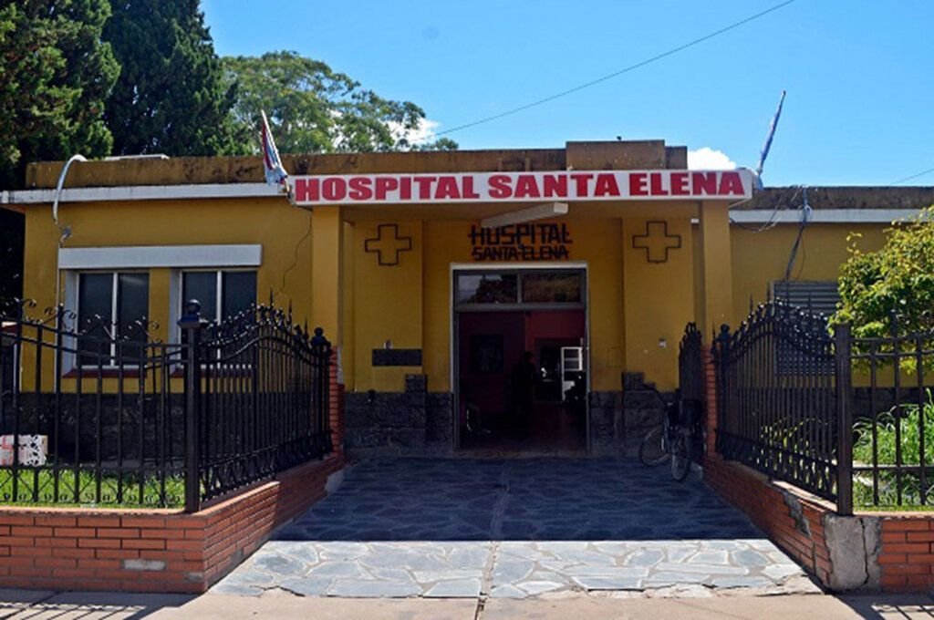La mujer debió ser atendida en el hospital de Santa Elena por las lesiones que sufrió. 