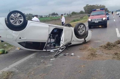 Un coche volcó tras cruzar de carril en la autopista Santa Fe-Rosario 