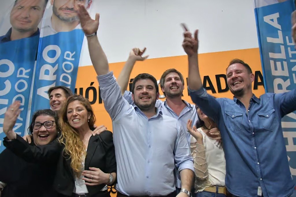Leonel Chiarella festejando junto a los candidatos electos al concejo y Juani Pellegrini. Foto:Sur24.