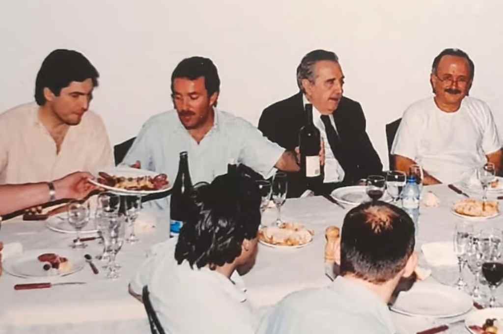 En 2006, Maximiliano Pullaro, Carlos Torres, Raúl Alfonsín y Cacho D’Agostino, en una cena partidaria de la UCR. Foto:Gentileza.