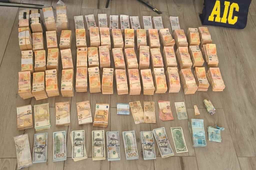 En el secuestro, Gendarmería contabilizó más de 45 millones de pesos, 23.000 reales, 22.035 euros y 83.172 dólares, además de 39 tarjetas de débito de terceros. Foto:Archivo.
