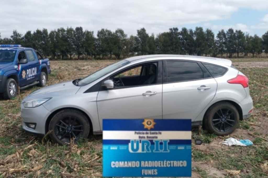 El Ford Focus apareció abandonado en un campo del departamento Rosario. Foto:Gentileza.