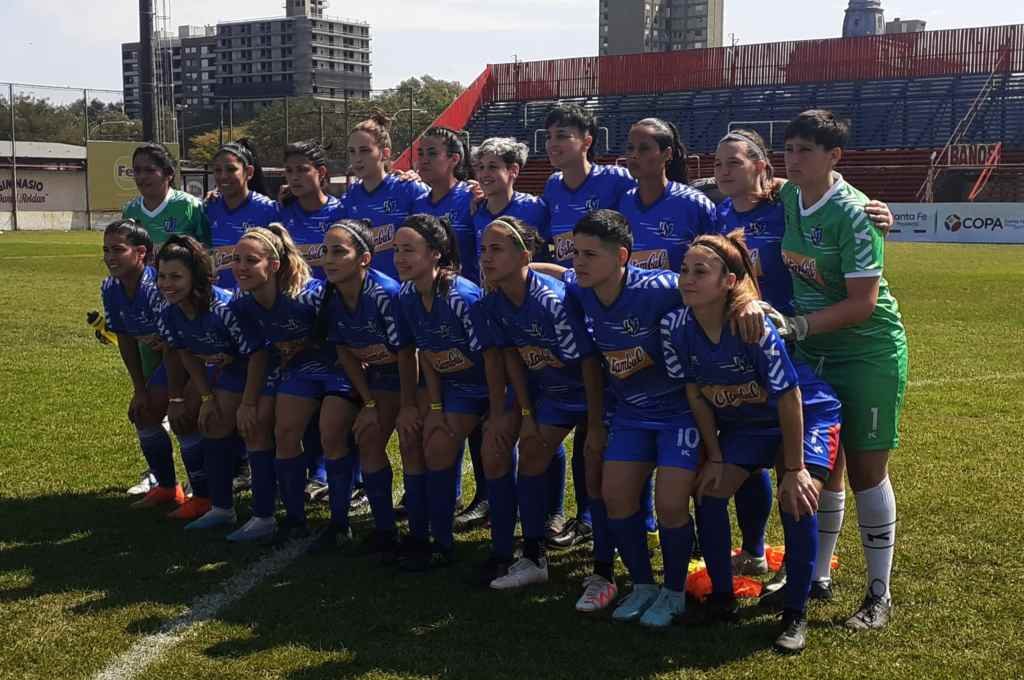 Las campeonas antes de la final en la cancha de Central Córdoba. Foto:Gentileza: prensa Liga Santafesina de Fútbol.