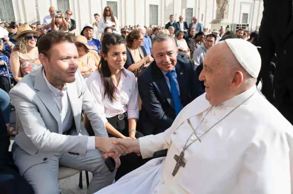 Sellarés pudo saludar al papa Francisco. Foto:Gentileza.