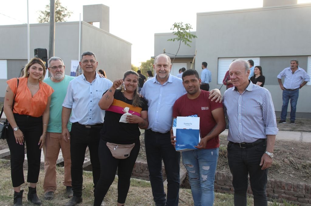 El gobernador entregó las llaves de sus viviendas a las familias de Tostado. Foto:Gentileza