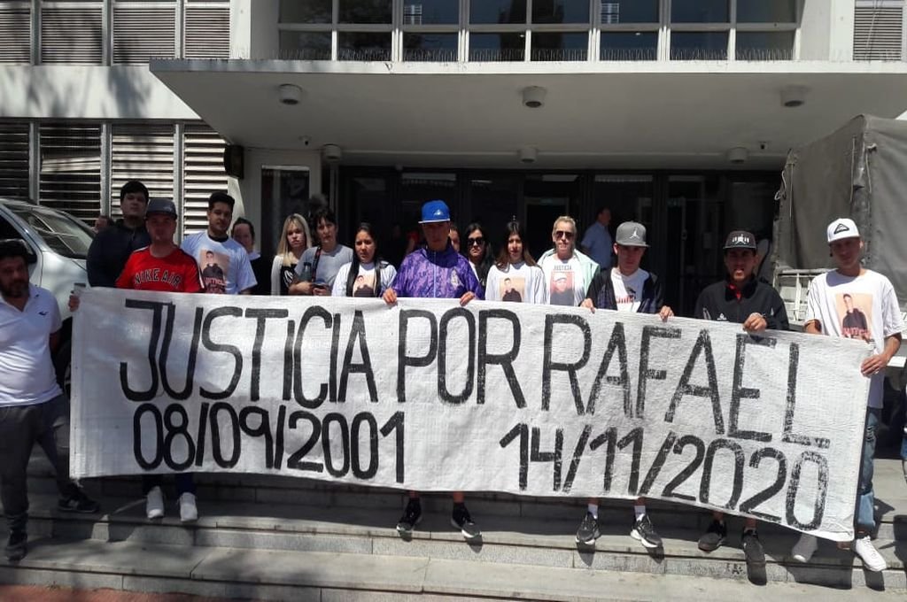 Familiares de la víctima pidieron justicia en las escalinatas de Tribunales. Foto:Néstor Belini