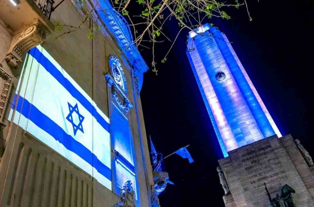 Los dos edificios fueron iluminados con los colores israelíes. Foto:Gentileza.