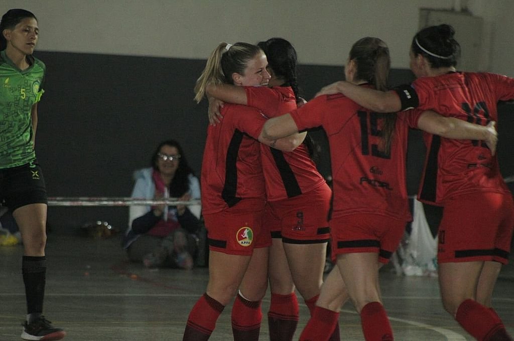 Las jugadoras de Paraná se abrazan tras la goleada contra Tucumán. El campeón está a un paso de las semifinales. Foto:Juan Manuel Fernández