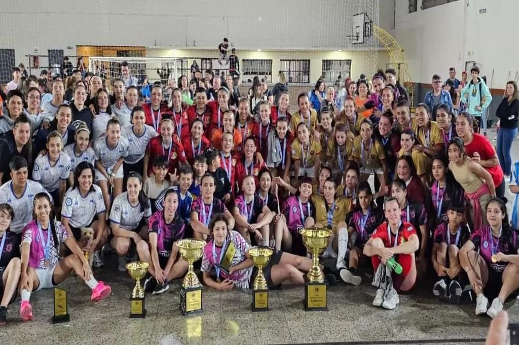 Las jugadoras de Mendoza, Paraná, Comodoro Rivadavia y Corrientes, juntas tras recibir los trofeos y las medallas. Foto:Foto: Prensa CAFS