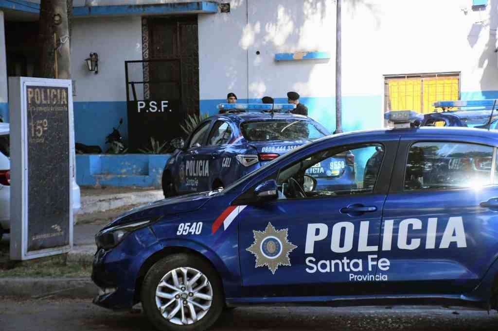 Los incidentes se produjeron en la comisaría de la esquina de Sarmiento y Ameghino. Foto:Marcelo Manera.