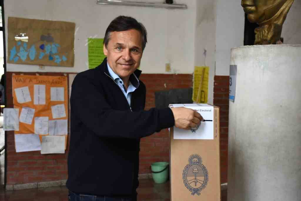 El ministro de Transporte votó en la escuela Rivadavia en Rosario. Foto:Gentileza.