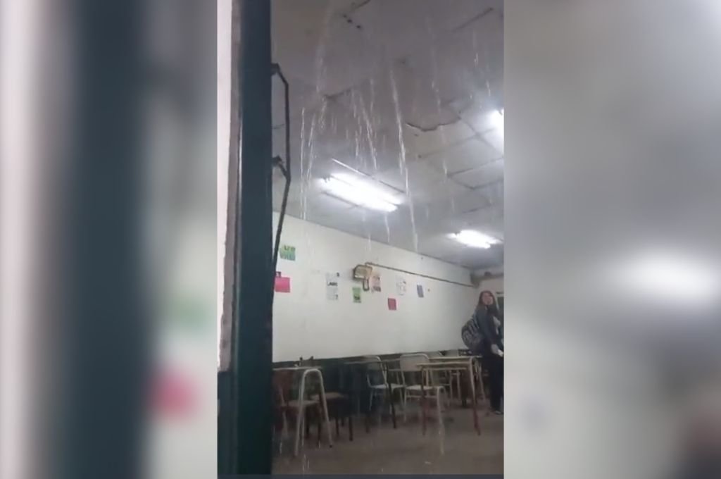 El dramático momento que vivieron alumnos y personal docente tras la caída del techo en la escuela Gurruchaga de Rosario. Foto:Captura de video