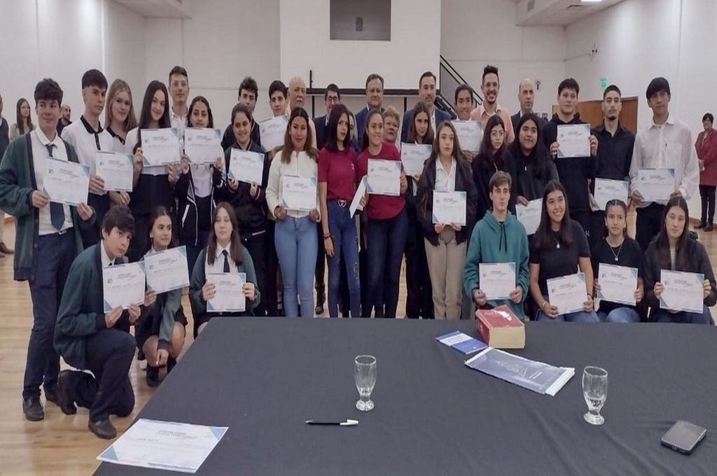 Estudiantes, docentes y autoridades fueron parte del acto de jura de los integrantes del Concejo Deliberante Juvenil de Villaguay. 