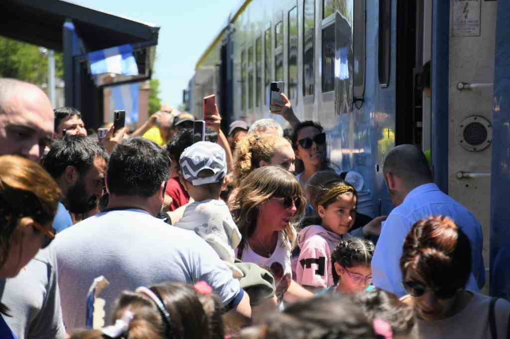 Gran cantidad de público estuvo en la estación de Armstrong para el reinicio de este ramal. Foto:Gentileza: prensa Trenes Argentinos.