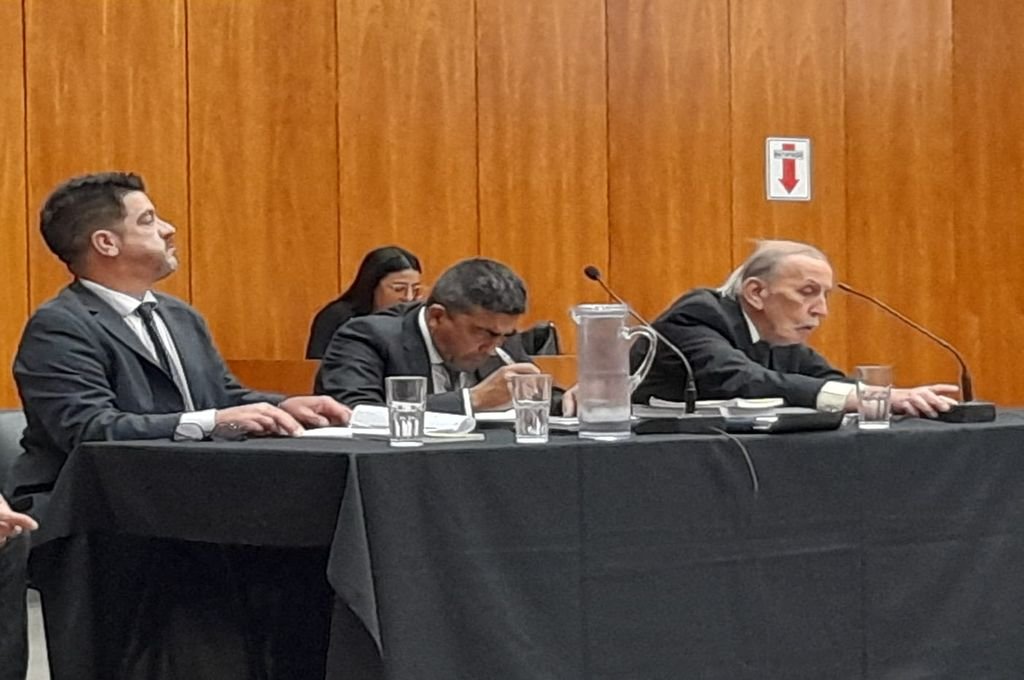La defensa del imputado, dirigida por José Barbagelata (izq.) en la audiencia en Tribunales. Foto:Néstor Belini