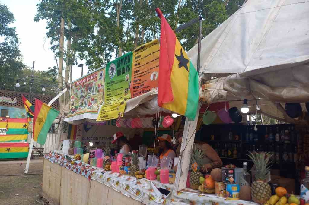 El stand colorido de Ghana y otras naciones africanas. Foto:Mirador Provincial.