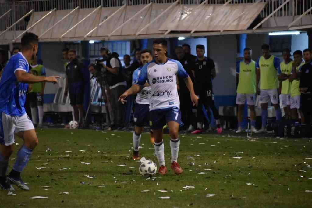 Ignacio Lago (Atlético de Rafaela) lleva la pelota. Foto:Gentileza: prensa Atlético de Rafaela.
