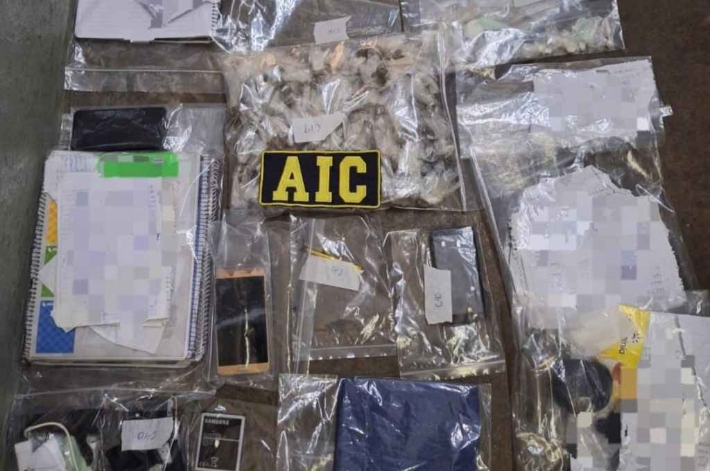 Los agentes de la AIC secuestraron 15 bochas de cocaína, 114 bochas de marihuana y trozos del mismo material,  cuatro teléfonos celulares rotos, cargadores de celulares y chips de telefonía celular. Foto:Gentileza.