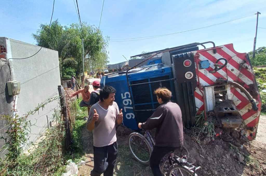 La locomotora del tren frenó muy cerca de una casa lindera a las vías. Foto:Flavio Raina.