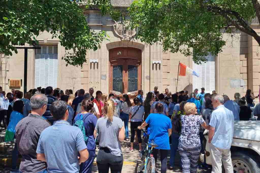 Trabajadores de la salud y vecinos realizaron un abrazo solidario en las puertas del Hospital San Carlos de Casilda. Foto:Mirador Provincial.